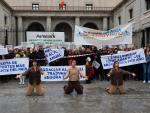 Cientos de regantes y agricultores se han concentrado en Madrid en contra del recorte del trasvase Tajo-Segura.