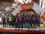 Los jugadores del FC Barcelona celebran con el trofeo la victoria tras la final de la Supercopa de Espa&ntilde;a 2023.