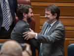 El presidente de la Junta, Alfonso Ma&ntilde;ueco (PP), abraza a su vicepresidente, Juan Garc&iacute;a-Gallardo (Vox).