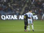 Messi y Cristiano se abrazan por &uacute;ltima vez sobre un terreno de juego.