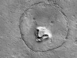 Imagen a&eacute;rea del cr&aacute;ter con forma de oso en Marte