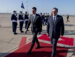 El presidente del Gobierno, Pedro S&aacute;nchez, recibido por el primer ministro de Marruecos, Aziz Akhannouch.