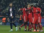 Los jugadores del Bayern celebran su gol ante la mirada de Sergio Ramos