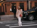 Una 'it girl' con pantal&oacute;n blanco y blazer por las calles de Nueva York.