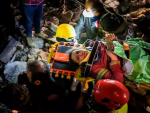 Imagen de una mujer siendo rescatada tras el terremoto de Turqu&iacute;a