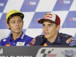 Marc M&aacute;rquez y Valentino Rossi durante una rueda de prensa.