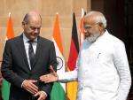 El canciller alem&aacute;n Olaf Scholz le da la mano al primer ministro indio, Narendra Modi, este s&aacute;bado durante una recepci&oacute;n ceremonial en la Casa Presidencial en Nueva Delhi, India.