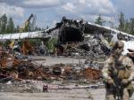 Los restos del avi&oacute;n de carga Antonov An-225 'Mrija', destruido durante el asalto al aer&oacute;dromo de Hostomel.