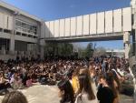 M&aacute;s de un centenar de estudiantes protestan por el caso de acoso sexual de un catedr&aacute;tico