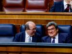 Los ministros de Cultura y Seguridad Social, Miquel Iceta y Jos&eacute; Luis Escriv&aacute;, respectivamente, este jueves en el Congreso.