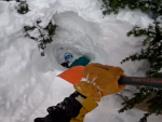Un esquiador salv&oacute; la vida de un 'snowboarder' atrapado hasta la cabeza y completamente enterrado entre una gran cantidad de nieve.