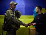 El presidente de Ucrania, Volodimir Zelenski, condecora a militares en Zaporiyia.
