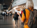 Mujer en un aeropuerto con una tarjeta de embarque