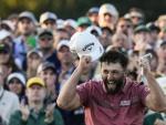 Jon Rahm, de Espa&ntilde;a, celebra en el green 18 despu&eacute;s de ganar el torneo de golf Masters en Augusta National Golf Club.