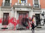 Activistas de Futuro Vegetal lanzan pintura contra la fachada del Ministerio de Justicia.