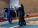 Pelea entre las delegaciones rusa y ucraniana en la Asamblea de Cooperaci&oacute;n del Mar Negro.