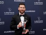 Leo Messi posa con el Laureus.