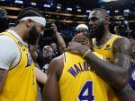 Anthony Davis, LeBron James y Lonnie Walker IV celebran la victoria de los Lakers ante los Warriors.