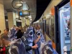 Una docena de activistas se han subido a un tren de Rodalies disfrazados de sardinas.