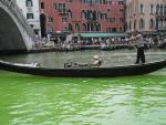 La Policía italiana investiga en Venecia la fuente que podría haber causado la fosforescencia verde que ha aparecido este domingo en las aguas del Gran Canal de la ciudad.