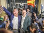 El candidato del PP en Sevilla, Jos&eacute; Luis Sanz, junto al presidente de la Junta, Juanma Moreno.