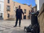 El alcalde electo de Sevilla, Jos&eacute; Luis Sanz, se&ntilde;ala una papelera desbordada en el barrio de Santa Cruz.