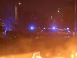 Grupos de encapuchados incendiaron anoche barricadas y atacaron a agentes de Policía con piedras y pirotecnia