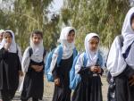 Ni&ntilde;as afganas en una l&iacute;nea para ir al colegio en la provincia de Kandahar