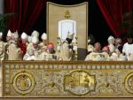 Los cardenales toman asiento para presenciar la misa de entronizaci&oacute;n del Papa n&uacute;mero 265.