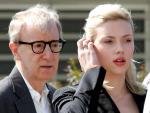Scarlett Johansson posa con el Woody Allen, el director de la pel&iacute;cula en la que participa la actriz &quot;Match Point&quot;.