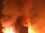 Perspectiva del edificio Windsor mientras se consum&iacute;a por las llamas el pasado 12 de febrero.