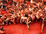 M&aacute;s de 40.000 personas se lanzan 130.000 kilos de tomates en la popular 'Tomatina' de Bu&ntilde;ol (Valencia), una celebraci&oacute;n que logr&oacute; en agosto de 2002 la declaraci&oacute;n de Fiesta de Inter&eacute;s Tur&iacute;stico Nacional.
