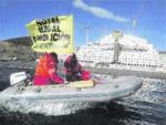 Activistas de Greenpeace, en el momento de la ocupaci&oacute;n del hotel y colgado de las pancartas.
