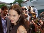 Ni el tatuaje de recuerdo. Jolie ten&iacute;a en su brazo izquierdo un tatuaje dedicado a su entonces marido Billy Bob Thorton. Pero la separaci&oacute;n fue tan dolorosa, que la actriz se lo hizo borrar de su cuerpo.