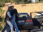 Varios agentes registraron un chalet de lujo en Estepona, donde detuvieron a siete personas (Foto: Efe)