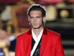 Un modelo compuesto de casaca roja con cuello de terciopelo, camisa con incrustaciones de pedrer&iacute;a para la colecci&oacute;n masculina de oto&ntilde;o-invierno 2006-07.