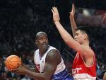Shaquille O''Neal (izquierda), del equipo de la Conferencia Oeste, se protege de la vigilancia de Yao Ming en el Partido de las Estrellas de la NBA.