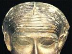 Arriba, objetos encontrados en excavaciones, y a la derecha, el rostro reconstruido del fara&oacute;n.