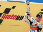 Pedrosa alza el trofeo en el circuito de Shanghai. Su primer triunfo en MotoGP.