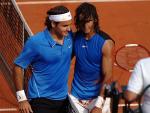 Roger Federer felicita a Nadal tras la victoria del mallorqu&iacute;n en la final de Roland Garros (Efe/Sergio Carmona)
