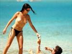 Pen&eacute;lope Cruz opt&oacute; por ponerse s&oacute;lo la braguita del bikini durante unas vacaciones en las Islas V&iacute;rgenes con Thomas Obermaier, que era entonces su novio. Fotograf&iacute;a de marzo de 1999.