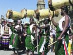 Los pastores de Burundi tocan tambores sobre sus cabezas.