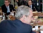Putin charla con Bush durante una de las reuniones del G8 (Efe)