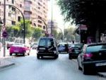 Numerosos coches aparcados encima de las aceras en Murcia ciudad.