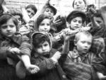 Alguno de los 600 ni&ntilde;os que fueron encontrados con vida cuando los rusos llegaron al Auschwitz II-Birkenau, en enero de 1945.
