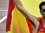 Paquillo celebra su oro enfundado en una bandera de Espa&ntilde;a. (Efe)
