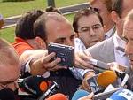 Alonso atiende a los medios de comunicaci&oacute;n. (J.L. Pino / Efe)