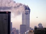 El segundo avión se dirige a las Torres Gemelas en Nueva York, una de ellas ya en llamas tras el primer impacto.