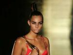 Bikini rojo adornado con piedras semipreciosas y bolso dorado , dise&ntilde;o de la colecci&oacute;n -basada en la India- de Andr&eacute;s Sard&aacute; para la temporada Primavera-Verano 2007.