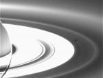 El nuevo anillo de Saturno es un reguero de part&iacute;culas. (NASA)